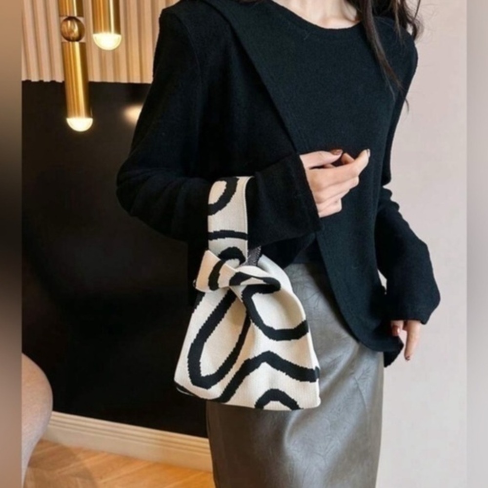 ✨NEW✨ Black and White Abstract Patterned Handbag - Picture 2 of 12